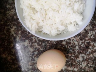 咸菜蛋炒饭的做法步骤：1