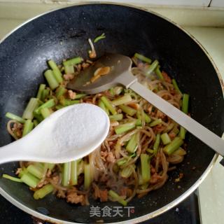 芹菜粉条炒肉末的做法步骤：6