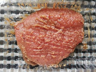 紫苏叶卷黑椒牛肉的做法步骤：3