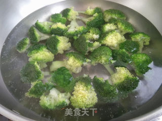 西兰花拌洋葱的做法步骤：3