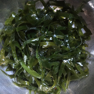 凉拌豆皮海带丝的做法步骤：2