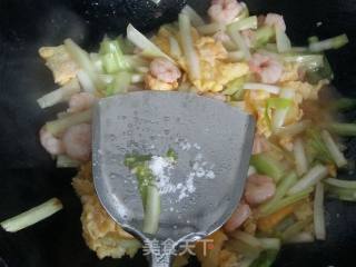 韭菜芽鸭蛋炒虾仁的做法步骤：9