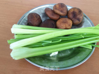 香菇拌芹菜的做法步骤：1