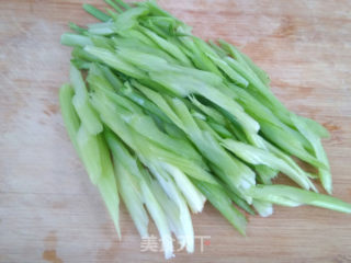 香菇拌芹菜的做法步骤：2