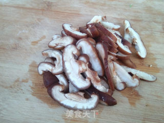 香菇拌芹菜的做法步骤：3