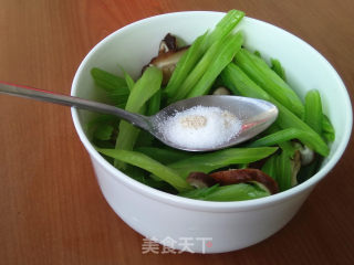 香菇拌芹菜的做法步骤：7