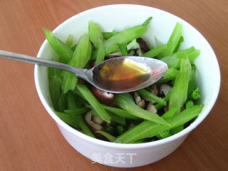 香菇拌芹菜的做法步骤：8