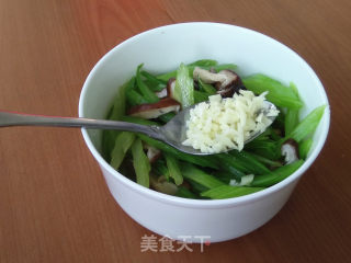 香菇拌芹菜的做法步骤：9