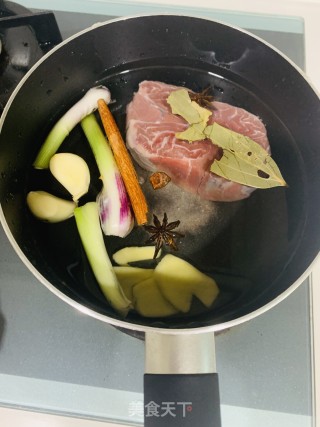 清汤牛肉面的做法步骤：1