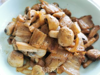 口蘑炒五花肉的做法步骤：1