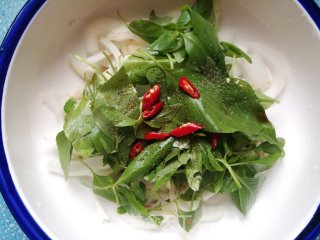 荆芥拌洋葱的做法步骤：7