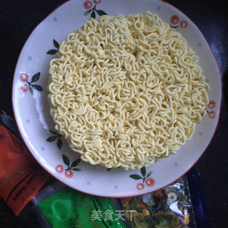 番茄煎蛋方便面的做法步骤：1