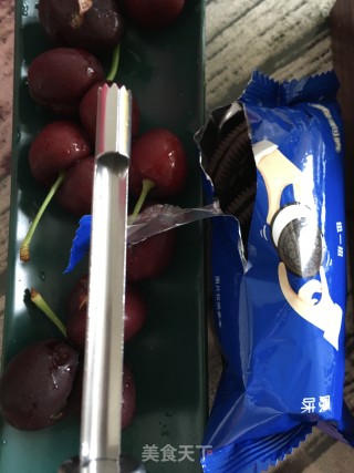 奥利奥樱桃酸奶杯的做法步骤：2