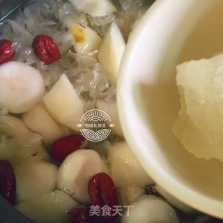 雪梨马蹄银耳羹的做法步骤：9