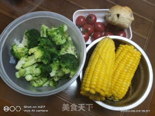 西蓝花鸡蛋排骨沙拉的做法步骤：1