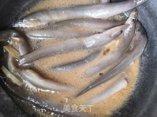 酥炸海泥鳅的做法步骤：1