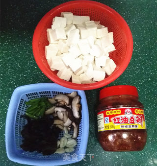 家常炖豆腐的做法步骤：1