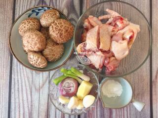 香菇焖鸡的做法步骤：1