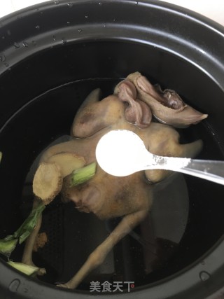 白玉菇炖鸽子的做法步骤：5