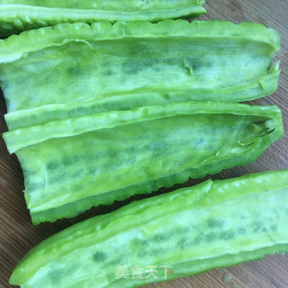 麻油拌苦瓜的做法步骤：2