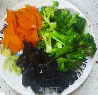 西兰花炒木耳的做法步骤：1