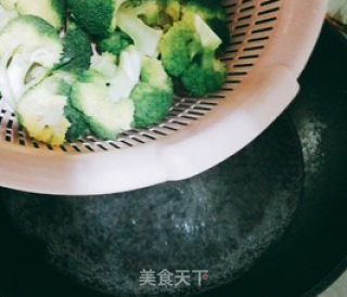 西兰花炒木耳的做法步骤：2