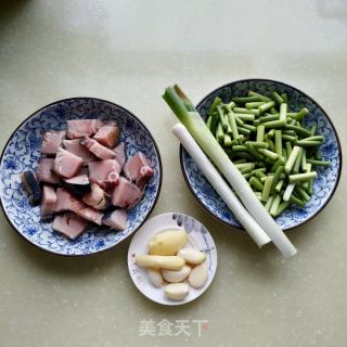 蒜苔烧鲅鱼的做法步骤：2