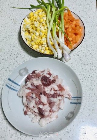 玉米胡萝卜炒肉的做法步骤：2