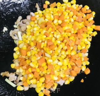 玉米胡萝卜炒肉的做法步骤：8
