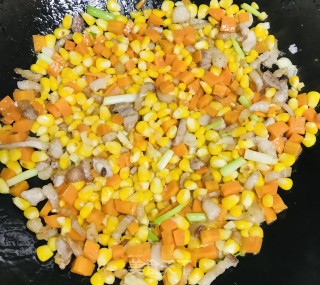 玉米胡萝卜炒肉的做法步骤：9