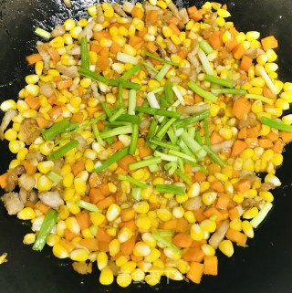 玉米胡萝卜炒肉的做法步骤：11