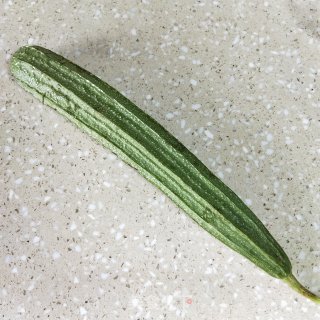 肉丸子丝瓜汤的做法步骤：1