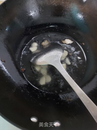 五花肉炒菜心苗的做法步骤：3