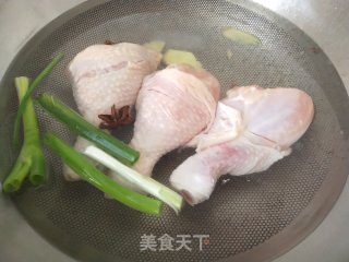 柠檬手撕鸡腿的做法步骤：2