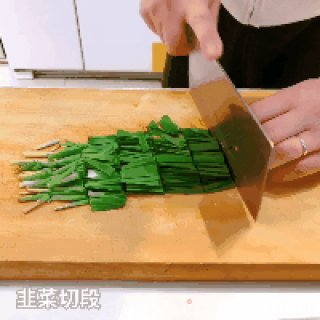 韭菜炒河虾的做法步骤：1