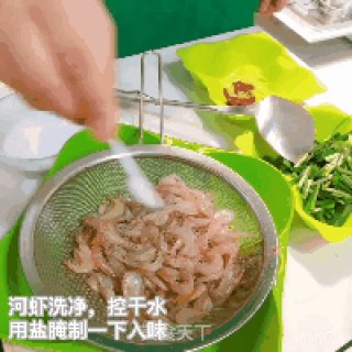 韭菜炒河虾的做法步骤：2