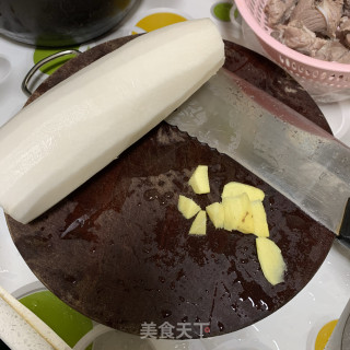 白萝卜蜜枣排骨汤的做法步骤：1