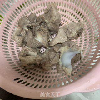 白萝卜蜜枣排骨汤的做法步骤：2