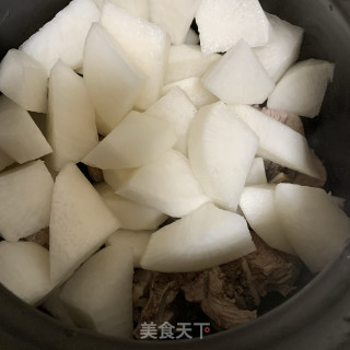 白萝卜蜜枣排骨汤的做法步骤：3