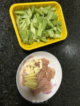西芹炒鸡胸肉的做法步骤：1