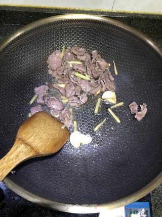炒牛河的做法步骤：3