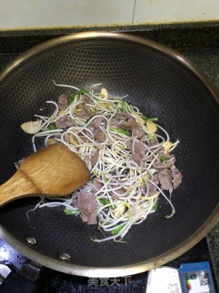 炒牛河的做法步骤：5