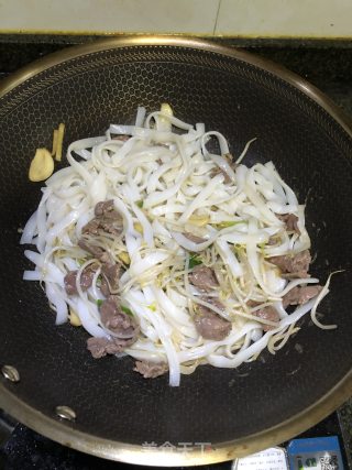 炒牛河的做法步骤：7
