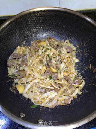 炒牛河的做法步骤：8