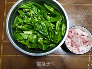 肉片炒辣椒的做法步骤：1
