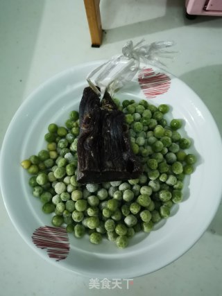 咸牛肉炒豌豆的做法步骤：1