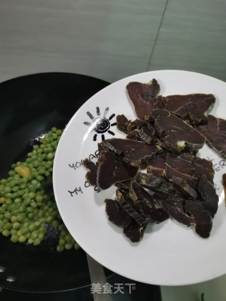 咸牛肉炒豌豆的做法步骤：5