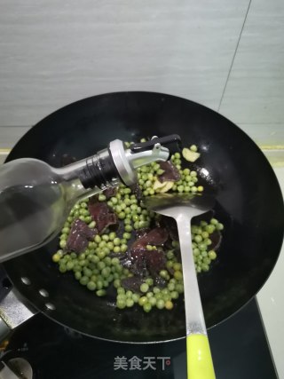 咸牛肉炒豌豆的做法步骤：6