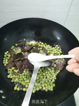 咸牛肉炒豌豆的做法步骤：7