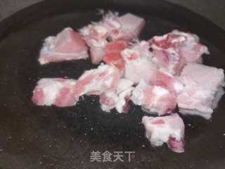番茄土豆焖排骨的做法步骤：1